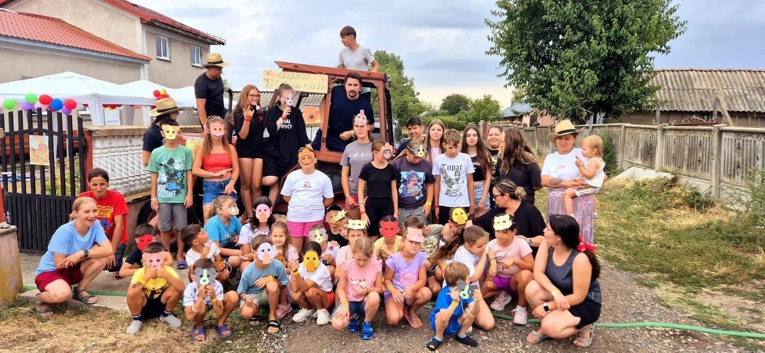 A large group of children and volunteers in Balaci